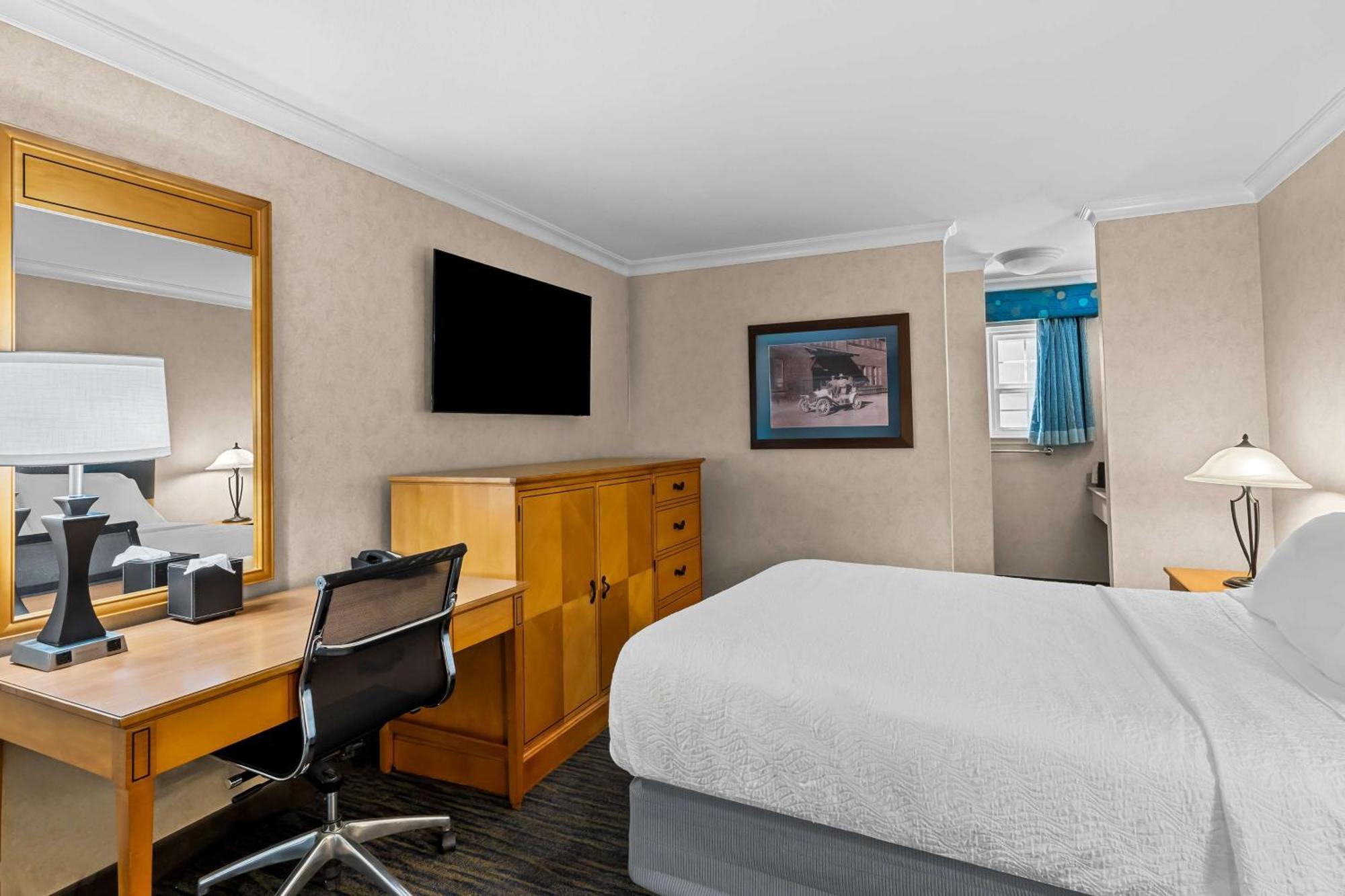 דיוויס Best Western University Lodge מראה חיצוני תמונה
