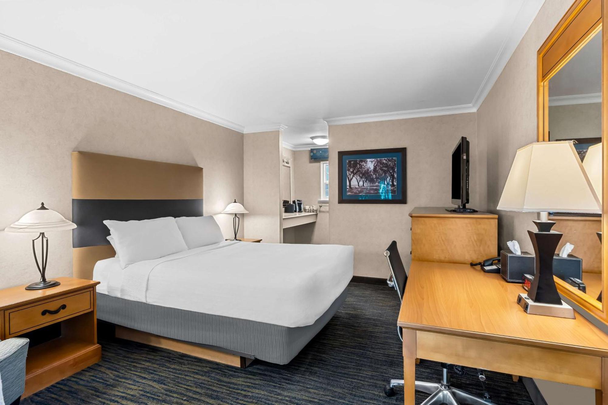 דיוויס Best Western University Lodge מראה חיצוני תמונה