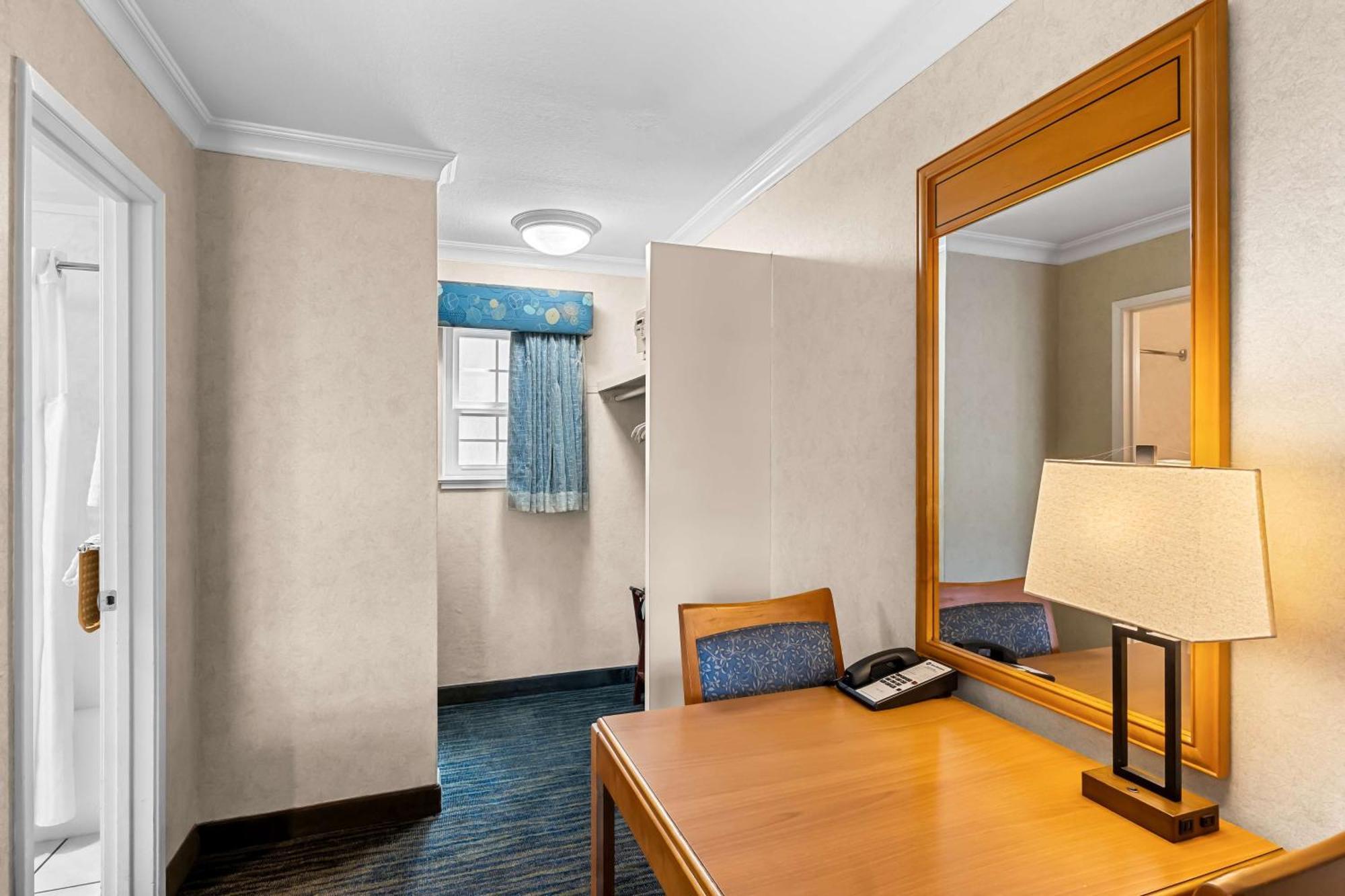 דיוויס Best Western University Lodge מראה חיצוני תמונה